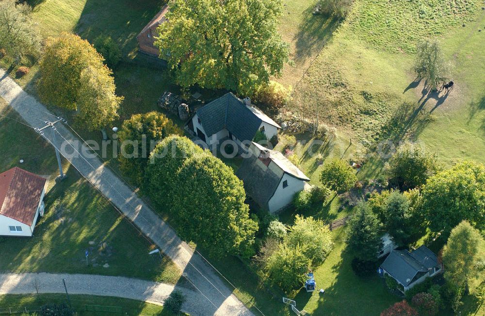 Aerial image Nausdorf / Lenzen - Blick auf Einfamilienhäuser / Einfamilienhaus im Ortsteil Nausdorf der Gemeinde Lenzen im Landkreis Prignitz in Brandenburg. Kontakt: Amt Lenzen Elbtalaue der Amtsdirektor, Kellerstr. 4, 19309 Lenzen/Elbe, Tel. 038792 988-0, mail@amtlenzen.de