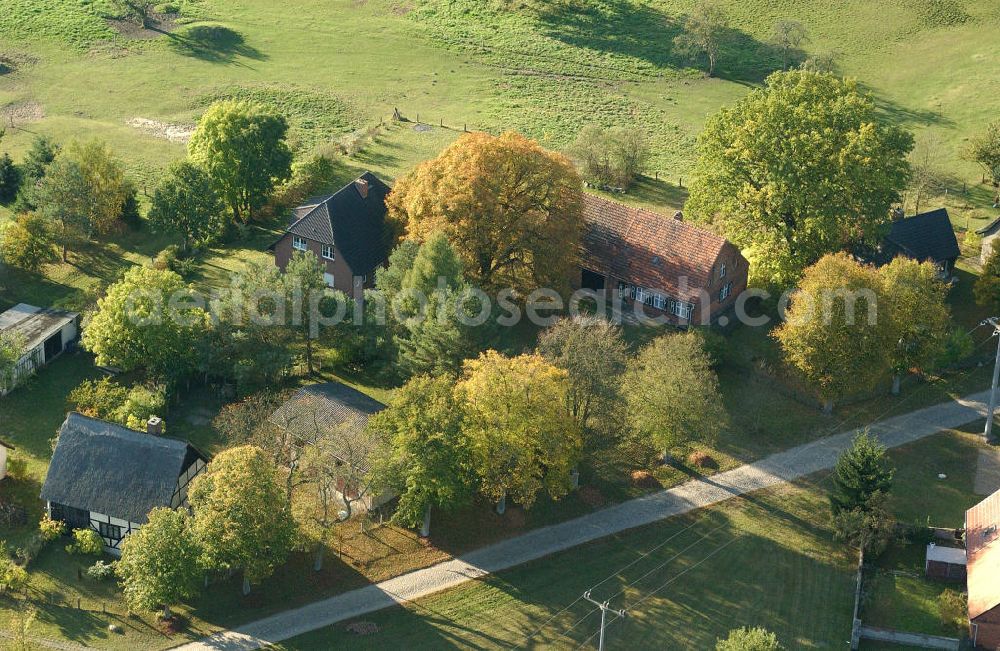 Aerial photograph Nausdorf / Lenzen - Blick auf Einfamilienhäuser / Einfamilienhaus im Ortsteil Nausdorf der Gemeinde Lenzen im Landkreis Prignitz in Brandenburg. Kontakt: Amt Lenzen Elbtalaue der Amtsdirektor, Kellerstr. 4, 19309 Lenzen/Elbe, Tel. 038792 988-0, mail@amtlenzen.de