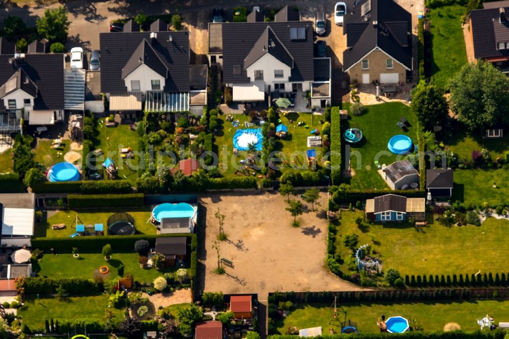 Oberhausen from above - Single-family houses with pool in the garden in Oberhausen in the state North Rhine-Westphalia, Germany