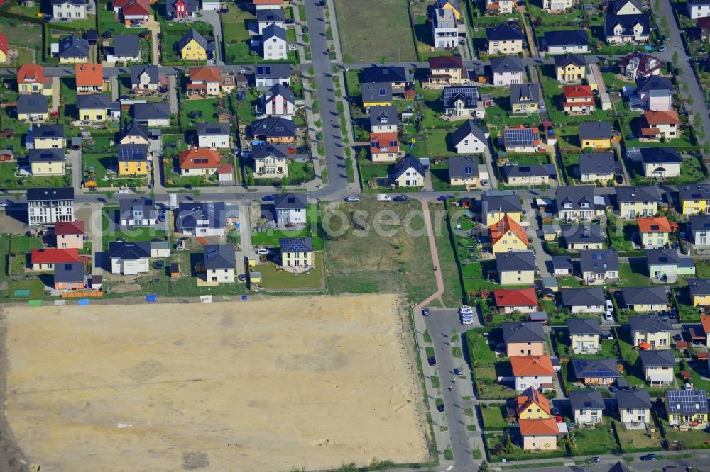 Aerial photograph Berlin - Single family houses on the Schmetterlingswiesen-area in the Biesdorf part of the district of Marzahn-Hellersdorf in Berlin in Germany. The houses with gardens stand in a symmetrical fashion on the meadows and small fields. The area is a project of the construction and real estate company NCC AB