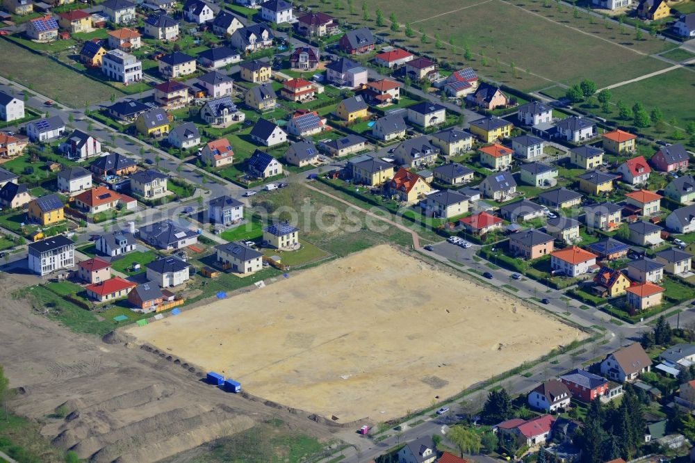 Aerial image Berlin - Single family houses on the Schmetterlingswiesen-area in the Biesdorf part of the district of Marzahn-Hellersdorf in Berlin in Germany. The houses with gardens stand in a symmetrical fashion on the meadows and small fields. The area is a project of the construction and real estate company NCC AB