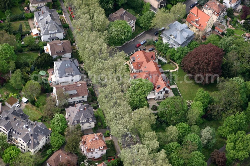 Mainz from the bird's eye view: Single family homes and mansions near Volkspark in the Oberstadt part of Mainz in the state of Rhineland-Palatinate. The district consists of several residential buildings and estates and extensive green spaces