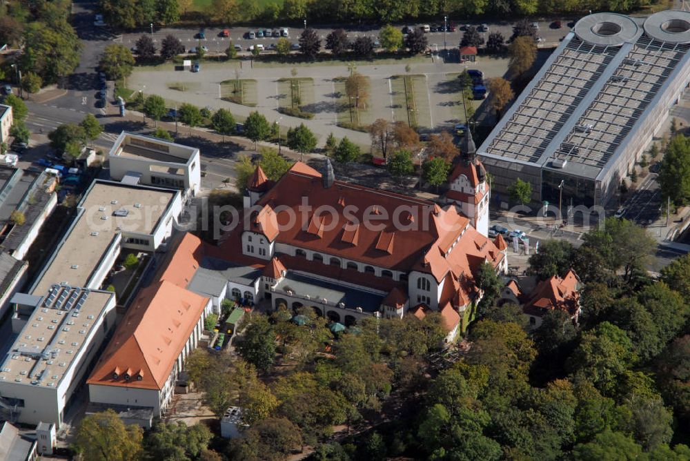 Aerial image Leipzig - Blick auf den Eingangsbereich des Zoologischen Gartens von Leipzig. Der im Stil eines Parks angelegte Zoo wurde bereits im Juni 1878 von Ernst Pinkert gegründet und wurde seit dem ständig erweitert. Heute hat die Anlage eine Größe von 26 Hektar erreicht und bietet ungefähr 900 verschiedenen Tierarten ein Zuhause. Kontakt: Zoo Leipzig GmbH, Pfaffendorfer Straße 29, 04105 Leipzig, Tel. +49(0)341 5933 385, Fax +49(0)341 5933 303, Email: safaribuero@zoo-leipzig.de