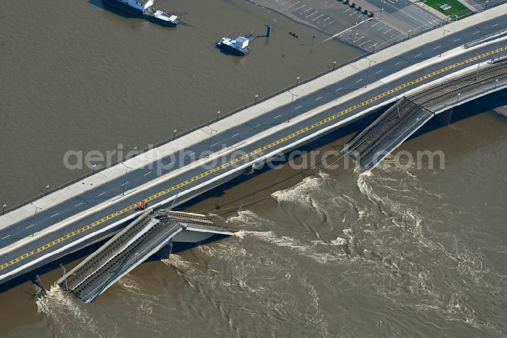 Dresden from the bird's eye view: Concrete segments of the collapsed river bridge structure for crossing the Elbe Carolabruecke on the street Carolabruecke in Dresden in the federal state of Saxony, Germany, have fallen down into the riverbed of the Elbe