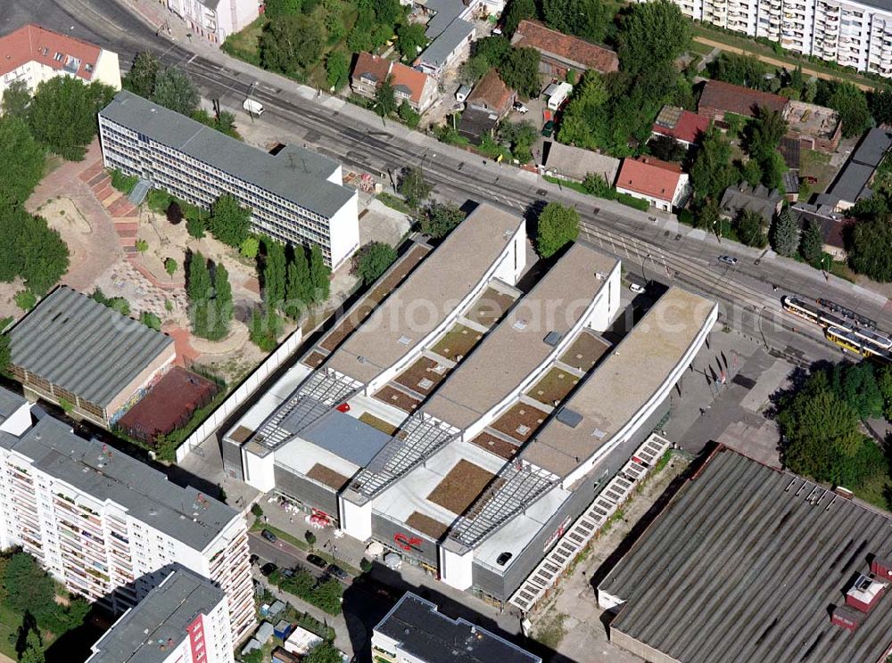 Aerial photograph Berlin - Hohenschönhausen - Einkaufs- und Dienstleistungszentrums Storchenhof der MÜBAU AG an der Hauptstraße in Berlin - Hohenschönhausen