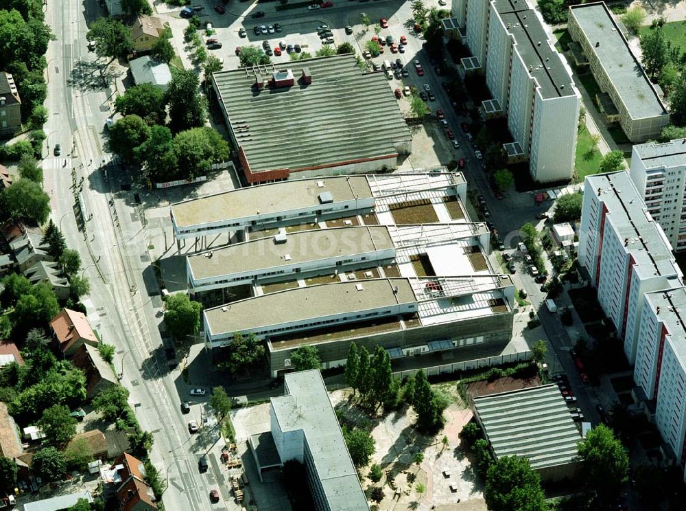 Berlin - Hohenschönhausen from the bird's eye view: Einkaufs- und Dienstleistungszentrums Storchenhof der MÜBAU AG an der Hauptstraße in Berlin - Hohenschönhausen