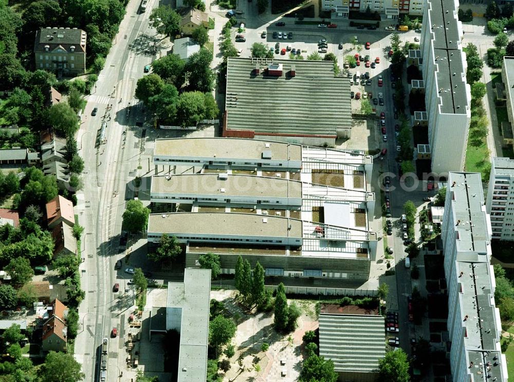 Aerial image Berlin - Hohenschönhausen - Einkaufs- und Dienstleistungszentrums Storchenhof der MÜBAU AG an der Hauptstraße in Berlin - Hohenschönhausen