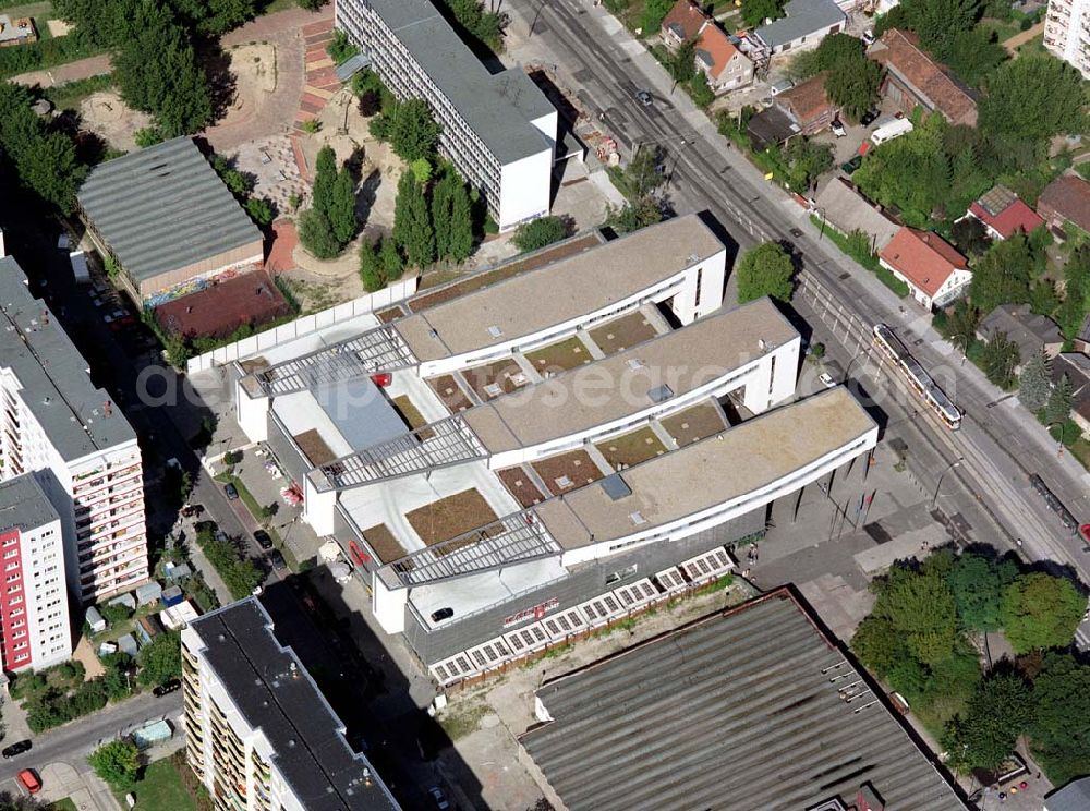 Aerial photograph Berlin - Hohenschönhausen - Einkaufs- und Dienstleistungszentrums Storchenhof der MÜBAU AG an der Hauptstraße in Berlin - Hohenschönhausen