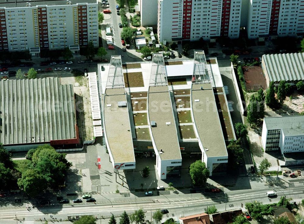 Berlin - Hohenschönhausen from above - Einkaufs- und Dienstleistungszentrums Storchenhof der MÜBAU AG an der Hauptstraße in Berlin - Hohenschönhausen