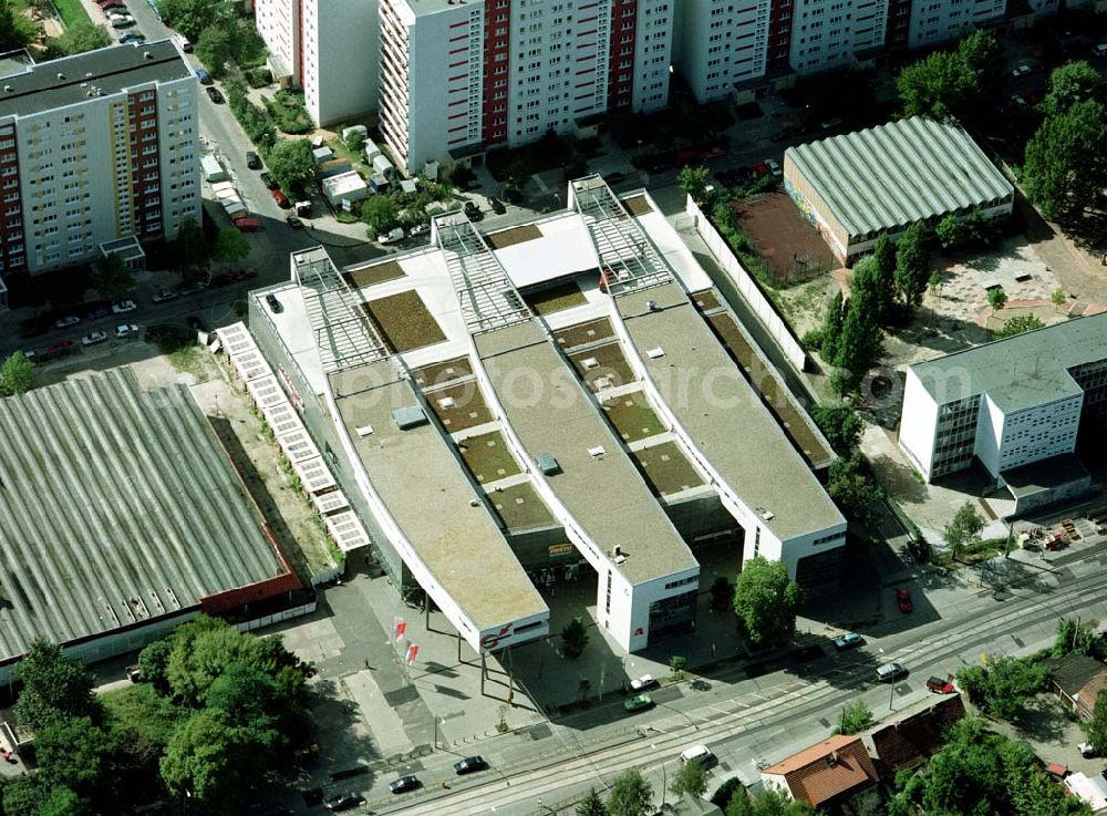 Berlin - Hohenschönhausen from the bird's eye view: Einkaufs- und Dienstleistungszentrums Storchenhof der MÜBAU AG an der Hauptstraße in Berlin - Hohenschönhausen