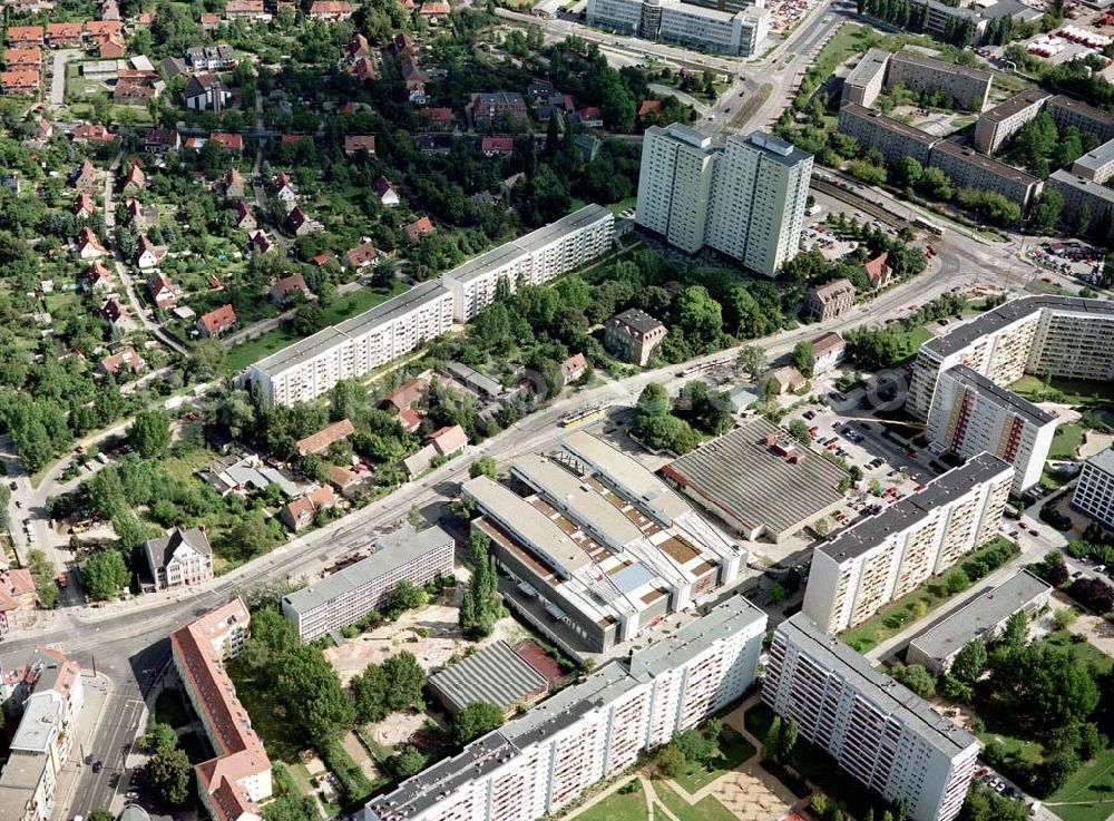 Aerial photograph Berlin - Hohenschönhausen - Einkaufs- und Dienstleistungszentrums Storchenhof der MÜBAU AG an der Hauptstraße in Berlin - Hohenschönhausen