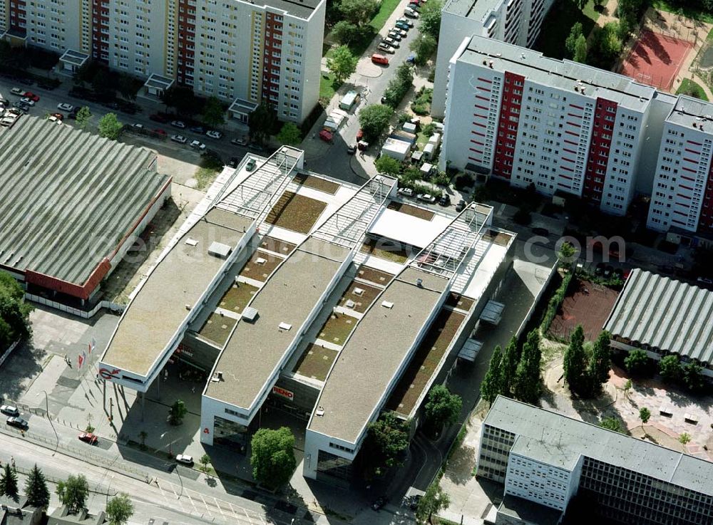 Berlin - Hohenschönhausen from the bird's eye view: Einkaufs- und Dienstleistungszentrums Storchenhof der MÜBAU AG an der Hauptstraße in Berlin - Hohenschönhausen