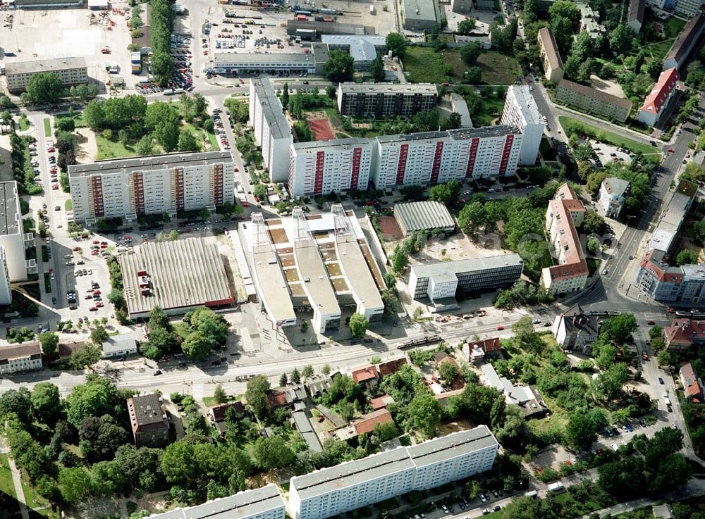 Berlin - Hohenschönhausen from above - Einkaufs- und Dienstleistungszentrums Storchenhof der MÜBAU AG an der Hauptstraße in Berlin - Hohenschönhausen