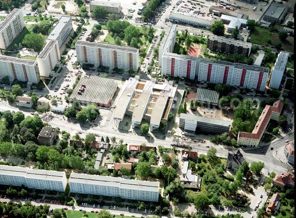 Berlin - Hohenschönhausen from the bird's eye view: Einkaufs- und Dienstleistungszentrums Storchenhof der MÜBAU AG an der Hauptstraße in Berlin - Hohenschönhausen