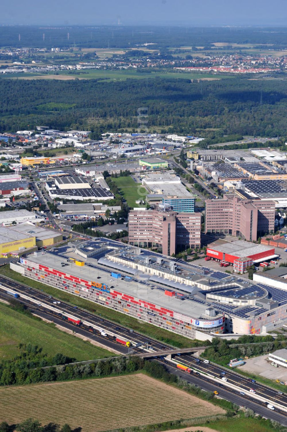 Weiterstadt from the bird's eye view: Blick auf das Einkaufs- und Geschäftszentrum LOOP5 Shopping Centre an der Gutenbergstraße 5 in 64331 Weiterstadt an der Autobahn A5 Ausfahrt Weiterstadt. The shopping and business center LOOP5.