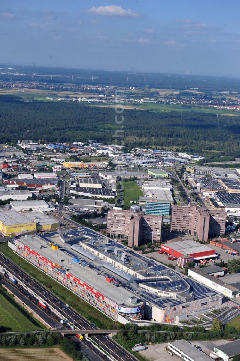 Aerial image Weiterstadt - Blick auf das Einkaufs- und Geschäftszentrum LOOP5 Shopping Centre an der Gutenbergstraße 5 in 64331 Weiterstadt an der Autobahn A5 Ausfahrt Weiterstadt. The shopping and business center LOOP5.