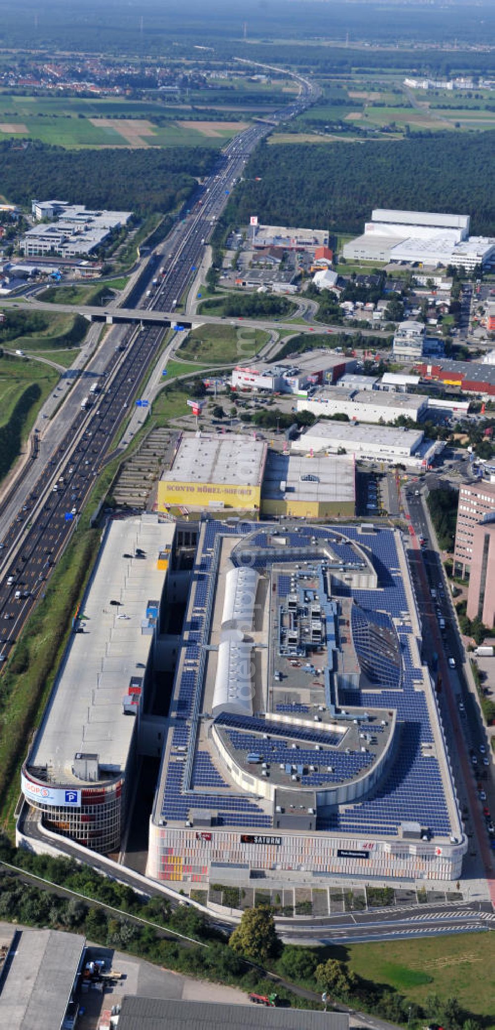 Weiterstadt from above - Blick auf das Einkaufs- und Geschäftszentrum LOOP5 Shopping Centre an der Gutenbergstraße 5 in 64331 Weiterstadt an der Autobahn A5 Ausfahrt Weiterstadt. The shopping and business center LOOP5.