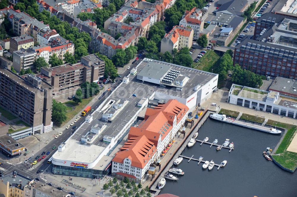 Aerial photograph Berlin Tempelhof - Blick auf das neue Einkaufs-, Freizeit- und Kulturzentrum Tempelhofer Hafen in Berlin nahe dem Ullsteinhaus. Der Neubau wurde in das denkmalgeschützte Gebäude integriert. Die Architekten des Büros West 8 landscape architects sind für den neuen maritimen Flair in Tempelhof verantwortlich. Die IKB Deutsche Industriebank AG setzt das Projekt Tempelhofer Hafen gemeinsam mit der HLG Projektmanagement GmbH um. View the new shopping, leisure and cultural center in Berlin Tempelhof port near the house Ullstein. The new building was built into the listed building. The architects of the agency West 8 landscape architects are responsible for the new maritime flair in Tempelhof. The German industrial bank IKB AG is the project Tempelhof Harbour jointly by the HLG Projektmanagement GmbH.