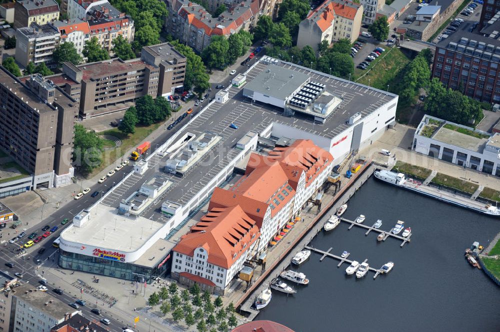 Berlin Tempelhof from the bird's eye view: Blick auf das neue Einkaufs-, Freizeit- und Kulturzentrum Tempelhofer Hafen in Berlin nahe dem Ullsteinhaus. Der Neubau wurde in das denkmalgeschützte Gebäude integriert. Die Architekten des Büros West 8 landscape architects sind für den neuen maritimen Flair in Tempelhof verantwortlich. Die IKB Deutsche Industriebank AG setzt das Projekt Tempelhofer Hafen gemeinsam mit der HLG Projektmanagement GmbH um. View the new shopping, leisure and cultural center in Berlin Tempelhof port near the house Ullstein. The new building was built into the listed building. The architects of the agency West 8 landscape architects are responsible for the new maritime flair in Tempelhof. The German industrial bank IKB AG is the project Tempelhof Harbour jointly by the HLG Projektmanagement GmbH.