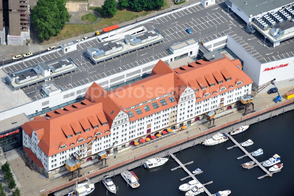 Aerial image Berlin Tempelhof - Blick auf das neue Einkaufs-, Freizeit- und Kulturzentrum Tempelhofer Hafen in Berlin nahe dem Ullsteinhaus. Der Neubau wurde in das denkmalgeschützte Gebäude integriert. Die Architekten des Büros West 8 landscape architects sind für den neuen maritimen Flair in Tempelhof verantwortlich. Die IKB Deutsche Industriebank AG setzt das Projekt Tempelhofer Hafen gemeinsam mit der HLG Projektmanagement GmbH um. View the new shopping, leisure and cultural center in Berlin Tempelhof port near the house Ullstein. The new building was built into the listed building. The architects of the agency West 8 landscape architects are responsible for the new maritime flair in Tempelhof. The German industrial bank IKB AG is the project Tempelhof Harbour jointly by the HLG Projektmanagement GmbH.