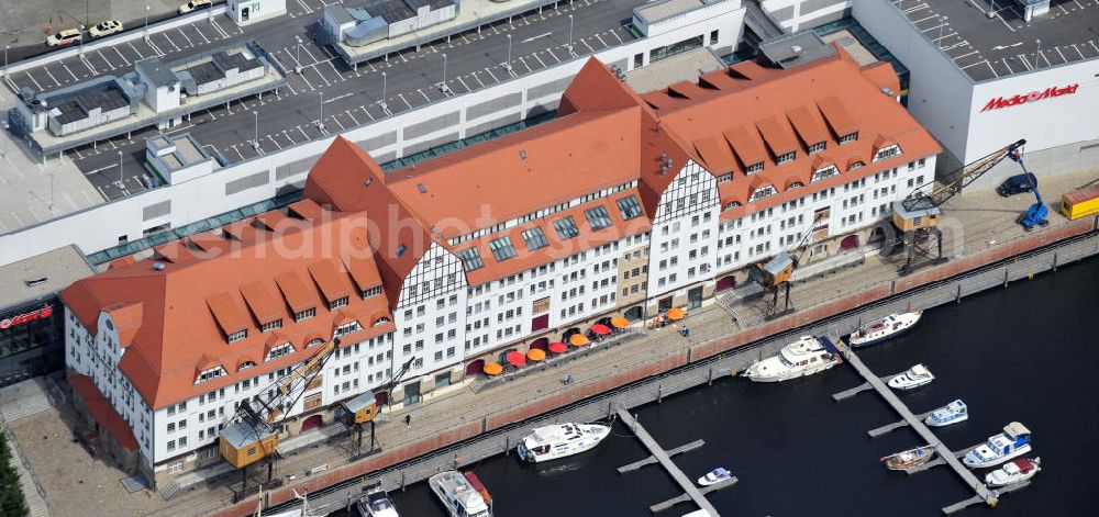 Aerial photograph Berlin Tempelhof - Blick auf das neue Einkaufs-, Freizeit- und Kulturzentrum Tempelhofer Hafen in Berlin nahe dem Ullsteinhaus. Der Neubau wurde in das denkmalgeschützte Gebäude integriert. Die Architekten des Büros West 8 landscape architects sind für den neuen maritimen Flair in Tempelhof verantwortlich. Die IKB Deutsche Industriebank AG setzt das Projekt Tempelhofer Hafen gemeinsam mit der HLG Projektmanagement GmbH um. View the new shopping, leisure and cultural center in Berlin Tempelhof port near the house Ullstein. The new building was built into the listed building. The architects of the agency West 8 landscape architects are responsible for the new maritime flair in Tempelhof. The German industrial bank IKB AG is the project Tempelhof Harbour jointly by the HLG Projektmanagement GmbH.