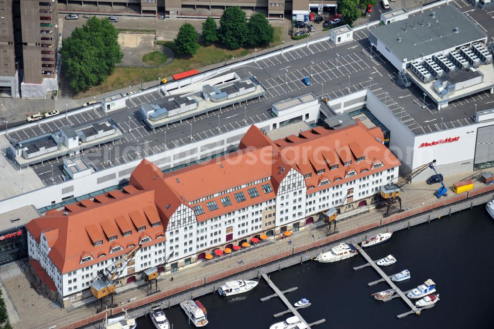 Berlin Tempelhof from above - Blick auf das neue Einkaufs-, Freizeit- und Kulturzentrum Tempelhofer Hafen in Berlin nahe dem Ullsteinhaus. Der Neubau wurde in das denkmalgeschützte Gebäude integriert. Die Architekten des Büros West 8 landscape architects sind für den neuen maritimen Flair in Tempelhof verantwortlich. Die IKB Deutsche Industriebank AG setzt das Projekt Tempelhofer Hafen gemeinsam mit der HLG Projektmanagement GmbH um. View the new shopping, leisure and cultural center in Berlin Tempelhof port near the house Ullstein. The new building was built into the listed building. The architects of the agency West 8 landscape architects are responsible for the new maritime flair in Tempelhof. The German industrial bank IKB AG is the project Tempelhof Harbour jointly by the HLG Projektmanagement GmbH.