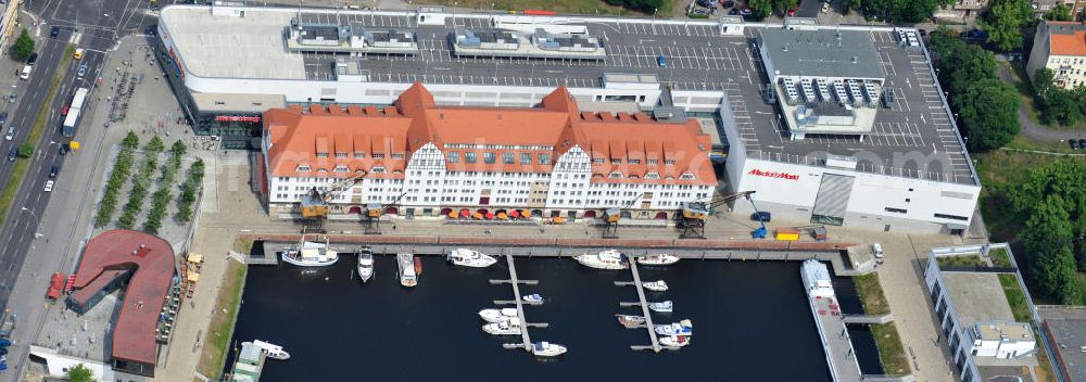 Berlin Tempelhof from the bird's eye view: Blick auf das neue Einkaufs-, Freizeit- und Kulturzentrum Tempelhofer Hafen in Berlin nahe dem Ullsteinhaus. Der Neubau wurde in das denkmalgeschützte Gebäude integriert. Die Architekten des Büros West 8 landscape architects sind für den neuen maritimen Flair in Tempelhof verantwortlich. Die IKB Deutsche Industriebank AG setzt das Projekt Tempelhofer Hafen gemeinsam mit der HLG Projektmanagement GmbH um. View the new shopping, leisure and cultural center in Berlin Tempelhof port near the house Ullstein. The new building was built into the listed building. The architects of the agency West 8 landscape architects are responsible for the new maritime flair in Tempelhof. The German industrial bank IKB AG is the project Tempelhof Harbour jointly by the HLG Projektmanagement GmbH.