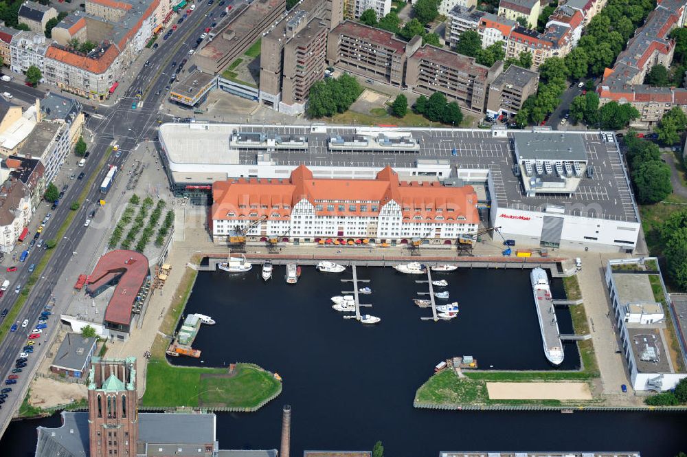 Aerial photograph Berlin Tempelhof - Blick auf das neue Einkaufs-, Freizeit- und Kulturzentrum Tempelhofer Hafen in Berlin nahe dem Ullsteinhaus. Der Neubau wurde in das denkmalgeschützte Gebäude integriert. Die Architekten des Büros West 8 landscape architects sind für den neuen maritimen Flair in Tempelhof verantwortlich. Die IKB Deutsche Industriebank AG setzt das Projekt Tempelhofer Hafen gemeinsam mit der HLG Projektmanagement GmbH um. View the new shopping, leisure and cultural center in Berlin Tempelhof port near the house Ullstein. The new building was built into the listed building. The architects of the agency West 8 landscape architects are responsible for the new maritime flair in Tempelhof. The German industrial bank IKB AG is the project Tempelhof Harbour jointly by the HLG Projektmanagement GmbH.