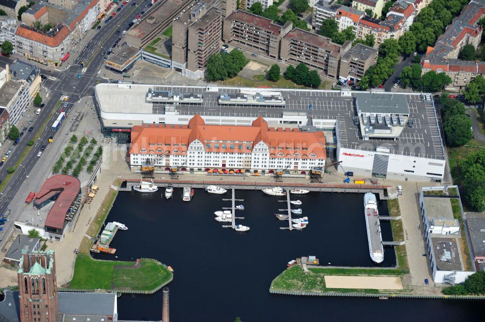 Berlin Tempelhof from above - Blick auf das neue Einkaufs-, Freizeit- und Kulturzentrum Tempelhofer Hafen in Berlin nahe dem Ullsteinhaus. Der Neubau wurde in das denkmalgeschützte Gebäude integriert. Die Architekten des Büros West 8 landscape architects sind für den neuen maritimen Flair in Tempelhof verantwortlich. Die IKB Deutsche Industriebank AG setzt das Projekt Tempelhofer Hafen gemeinsam mit der HLG Projektmanagement GmbH um. View the new shopping, leisure and cultural center in Berlin Tempelhof port near the house Ullstein. The new building was built into the listed building. The architects of the agency West 8 landscape architects are responsible for the new maritime flair in Tempelhof. The German industrial bank IKB AG is the project Tempelhof Harbour jointly by the HLG Projektmanagement GmbH.