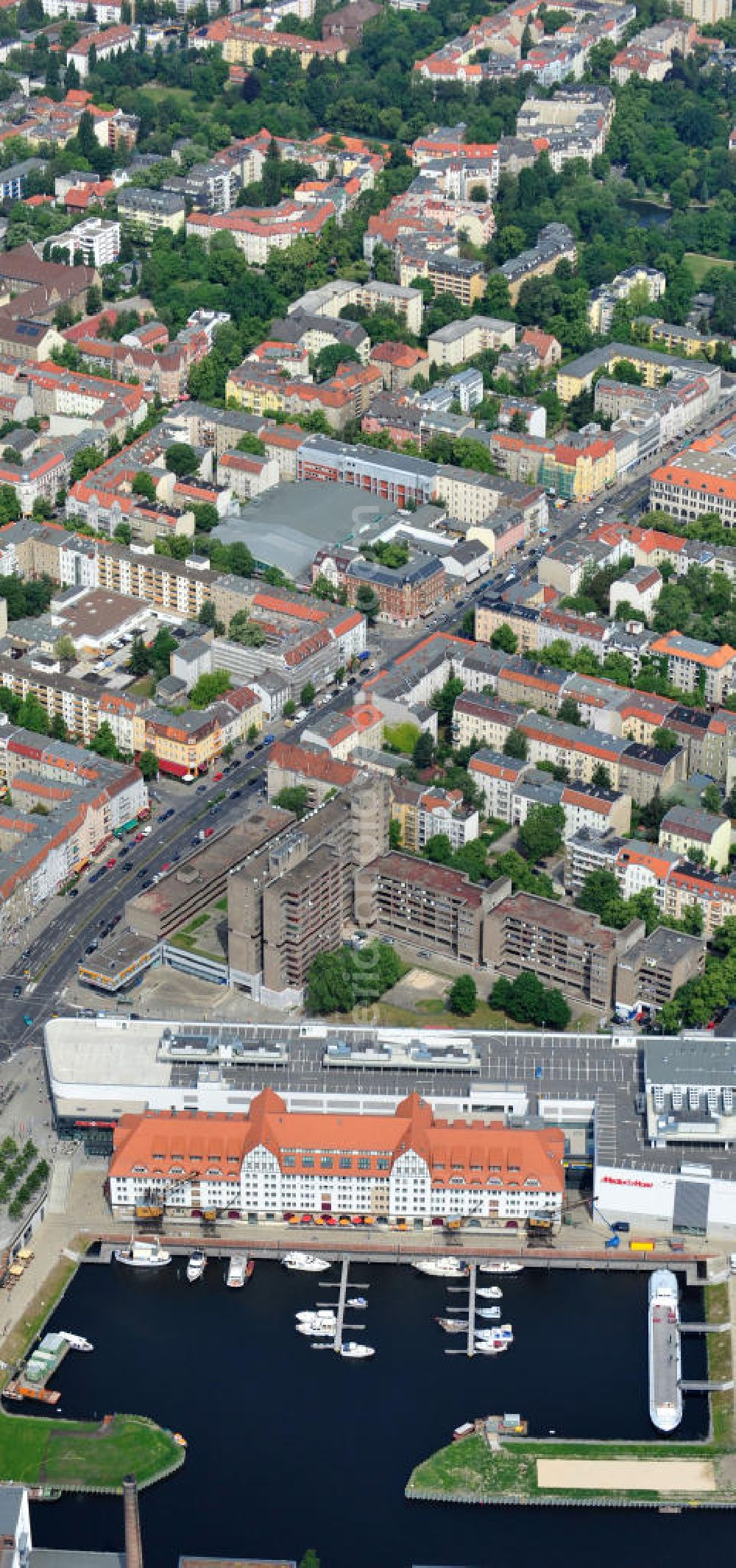 Berlin Tempelhof from the bird's eye view: Blick auf das neue Einkaufs-, Freizeit- und Kulturzentrum Tempelhofer Hafen in Berlin nahe dem Ullsteinhaus. Der Neubau wurde in das denkmalgeschützte Gebäude integriert. Die Architekten des Büros West 8 landscape architects sind für den neuen maritimen Flair in Tempelhof verantwortlich. Die IKB Deutsche Industriebank AG setzt das Projekt Tempelhofer Hafen gemeinsam mit der HLG Projektmanagement GmbH um. View the new shopping, leisure and cultural center in Berlin Tempelhof port near the house Ullstein. The new building was built into the listed building. The architects of the agency West 8 landscape architects are responsible for the new maritime flair in Tempelhof. The German industrial bank IKB AG is the project Tempelhof Harbour jointly by the HLG Projektmanagement GmbH.