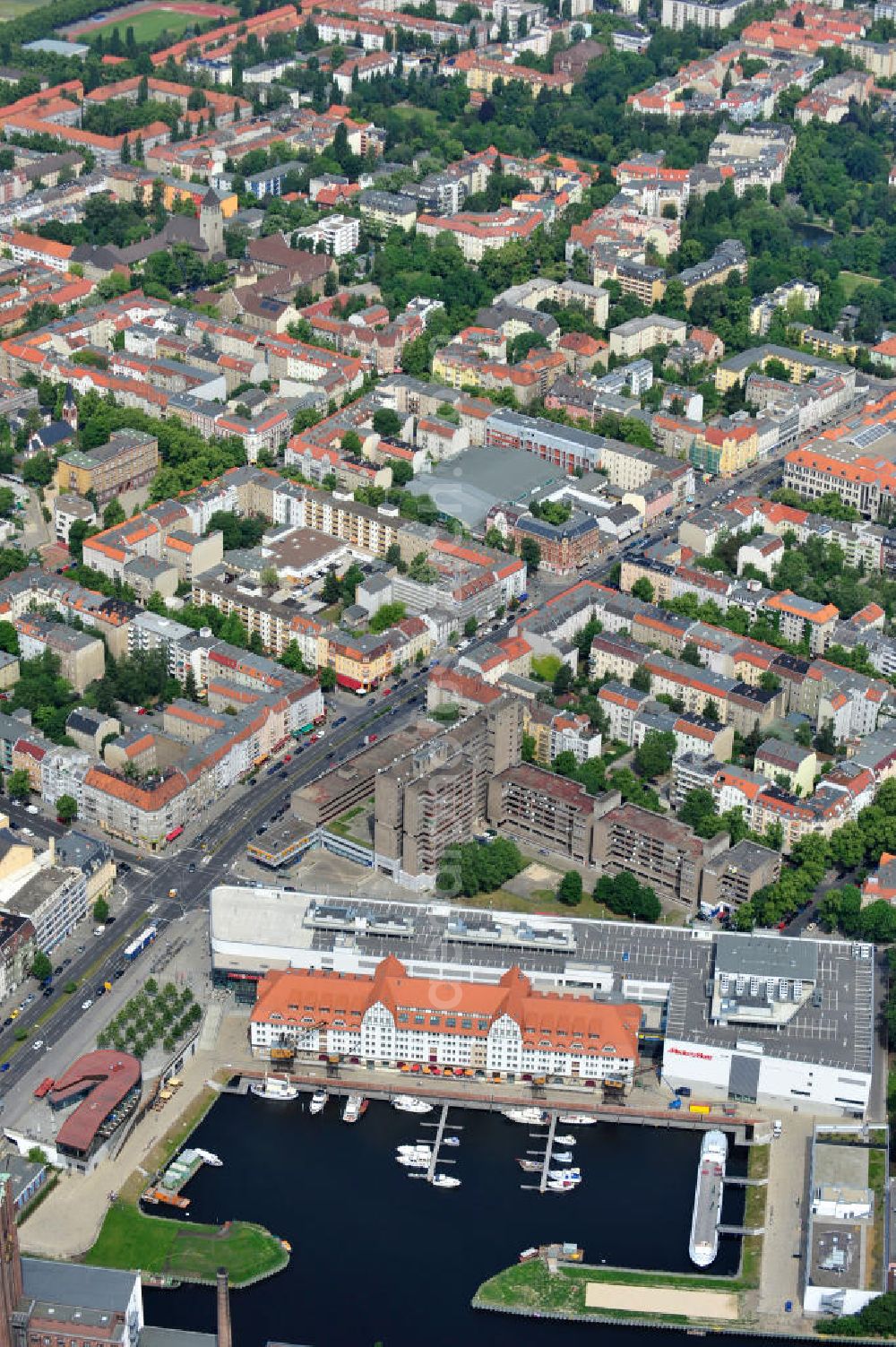 Aerial image Berlin Tempelhof - Blick auf das neue Einkaufs-, Freizeit- und Kulturzentrum Tempelhofer Hafen in Berlin nahe dem Ullsteinhaus. Der Neubau wurde in das denkmalgeschützte Gebäude integriert. Die Architekten des Büros West 8 landscape architects sind für den neuen maritimen Flair in Tempelhof verantwortlich. Die IKB Deutsche Industriebank AG setzt das Projekt Tempelhofer Hafen gemeinsam mit der HLG Projektmanagement GmbH um. View the new shopping, leisure and cultural center in Berlin Tempelhof port near the house Ullstein. The new building was built into the listed building. The architects of the agency West 8 landscape architects are responsible for the new maritime flair in Tempelhof. The German industrial bank IKB AG is the project Tempelhof Harbour jointly by the HLG Projektmanagement GmbH.