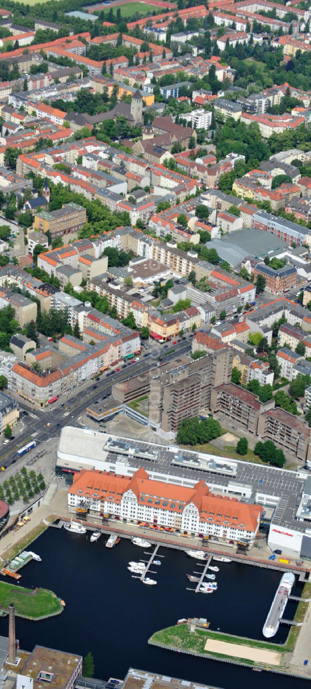 Aerial photograph Berlin Tempelhof - Blick auf das neue Einkaufs-, Freizeit- und Kulturzentrum Tempelhofer Hafen in Berlin nahe dem Ullsteinhaus. Der Neubau wurde in das denkmalgeschützte Gebäude integriert. Die Architekten des Büros West 8 landscape architects sind für den neuen maritimen Flair in Tempelhof verantwortlich. Die IKB Deutsche Industriebank AG setzt das Projekt Tempelhofer Hafen gemeinsam mit der HLG Projektmanagement GmbH um. View the new shopping, leisure and cultural center in Berlin Tempelhof port near the house Ullstein. The new building was built into the listed building. The architects of the agency West 8 landscape architects are responsible for the new maritime flair in Tempelhof. The German industrial bank IKB AG is the project Tempelhof Harbour jointly by the HLG Projektmanagement GmbH.