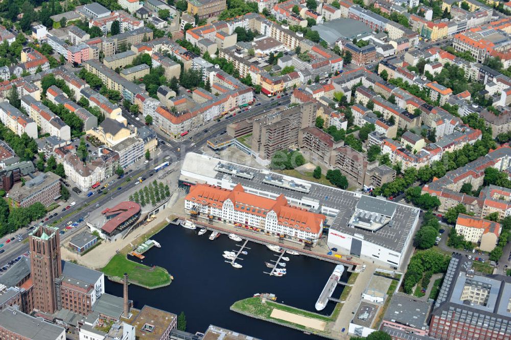 Berlin Tempelhof from above - Blick auf das neue Einkaufs-, Freizeit- und Kulturzentrum Tempelhofer Hafen in Berlin nahe dem Ullsteinhaus. Der Neubau wurde in das denkmalgeschützte Gebäude integriert. Die Architekten des Büros West 8 landscape architects sind für den neuen maritimen Flair in Tempelhof verantwortlich. Die IKB Deutsche Industriebank AG setzt das Projekt Tempelhofer Hafen gemeinsam mit der HLG Projektmanagement GmbH um. View the new shopping, leisure and cultural center in Berlin Tempelhof port near the house Ullstein. The new building was built into the listed building. The architects of the agency West 8 landscape architects are responsible for the new maritime flair in Tempelhof. The German industrial bank IKB AG is the project Tempelhof Harbour jointly by the HLG Projektmanagement GmbH.