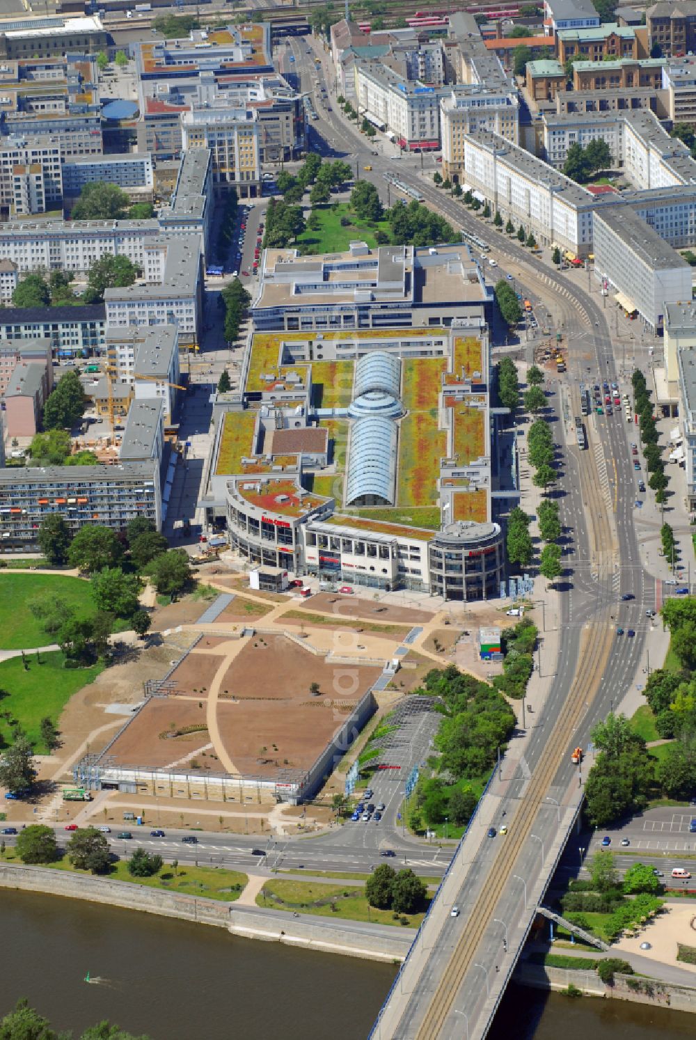 Aerial photograph Magdeburg - Building of the shopping center Allee-Center Magdeburg on street Ernst-Reuter-Allee in the district Zentrum in Magdeburg in the state Saxony-Anhalt, Germany