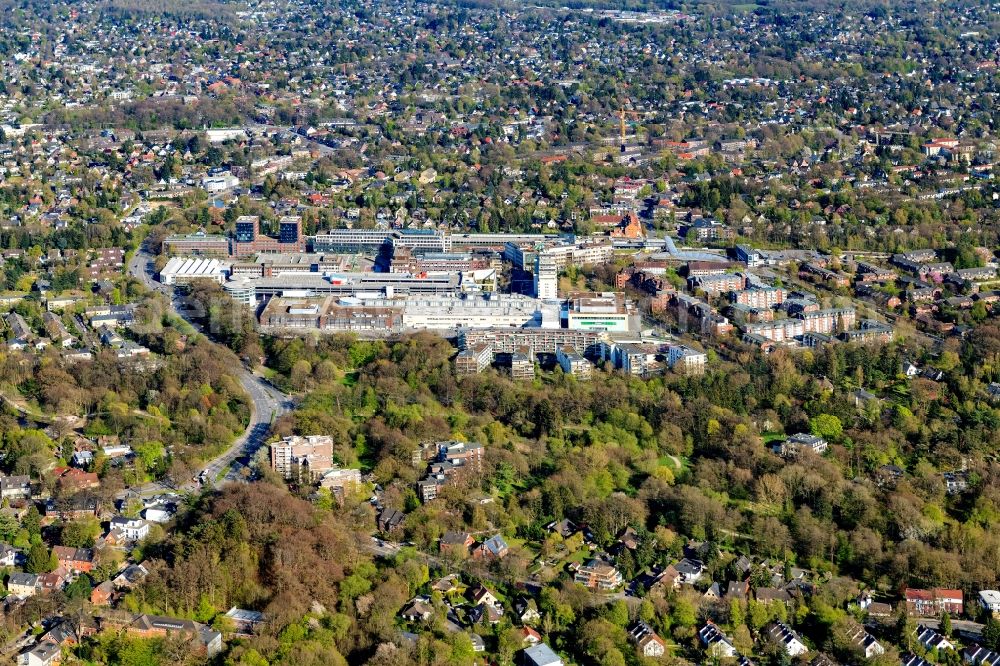 Hamburg from the bird's eye view: Building of the shopping center Alstertal-Einkaufszentrum on Heegbarg in the district Poppenbuettel in Hamburg, Germany