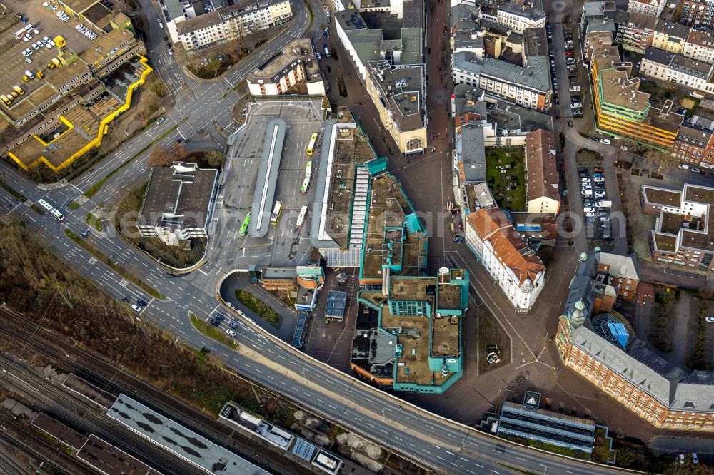 Gelsenkirchen from above - Building of the shopping center Bahnhofscenter Gelsenkirchen on Bahnhofsvorplatz in Gelsenkirchen in the state North Rhine-Westphalia, Germany