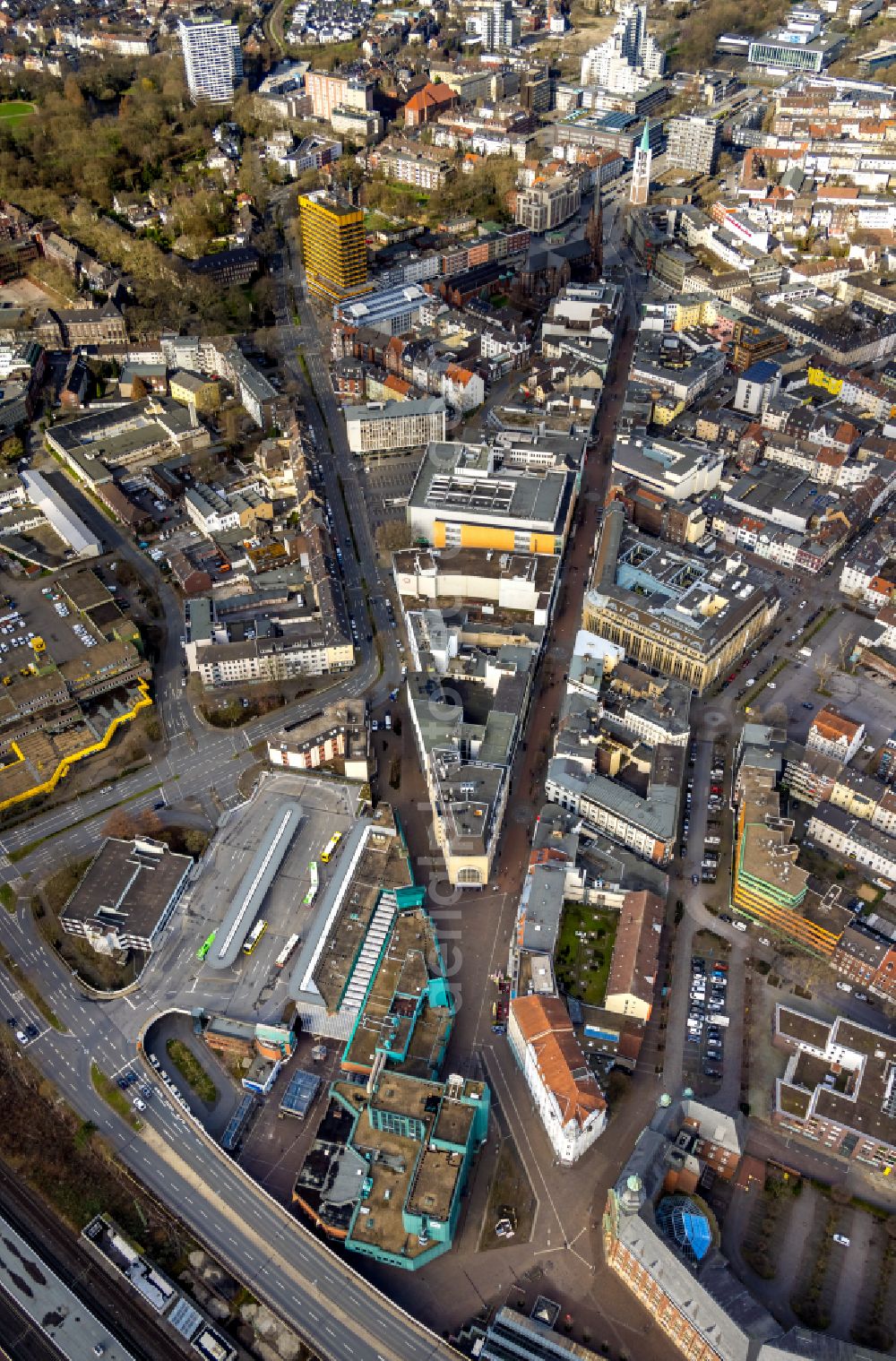 Aerial photograph Gelsenkirchen - Building of the shopping center Bahnhofscenter Gelsenkirchen on Bahnhofsvorplatz in Gelsenkirchen in the state North Rhine-Westphalia, Germany