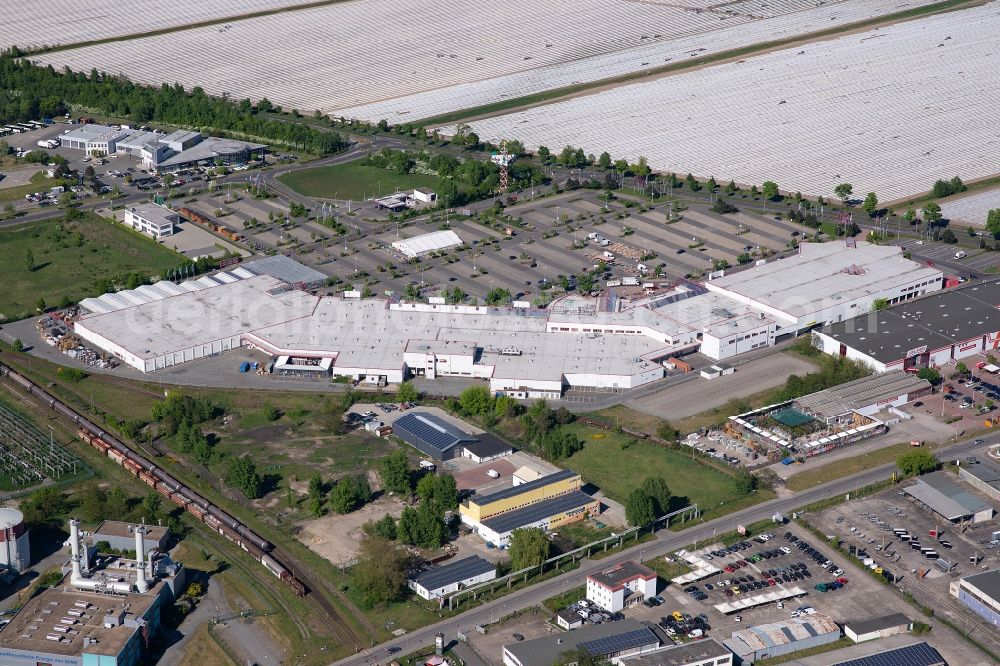 Brandenburg an der Havel from the bird's eye view: Building of the shopping center Betzseecenter in Brandenburg an der Havel in the state Brandenburg, Germany