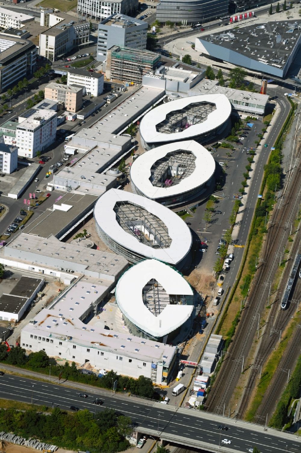 Wolfsburg from above - Building of the shopping center Designer Outlets Wolfsburg An of Vorburg in the district Stadtmitte in Wolfsburg in the state Lower Saxony, Germany