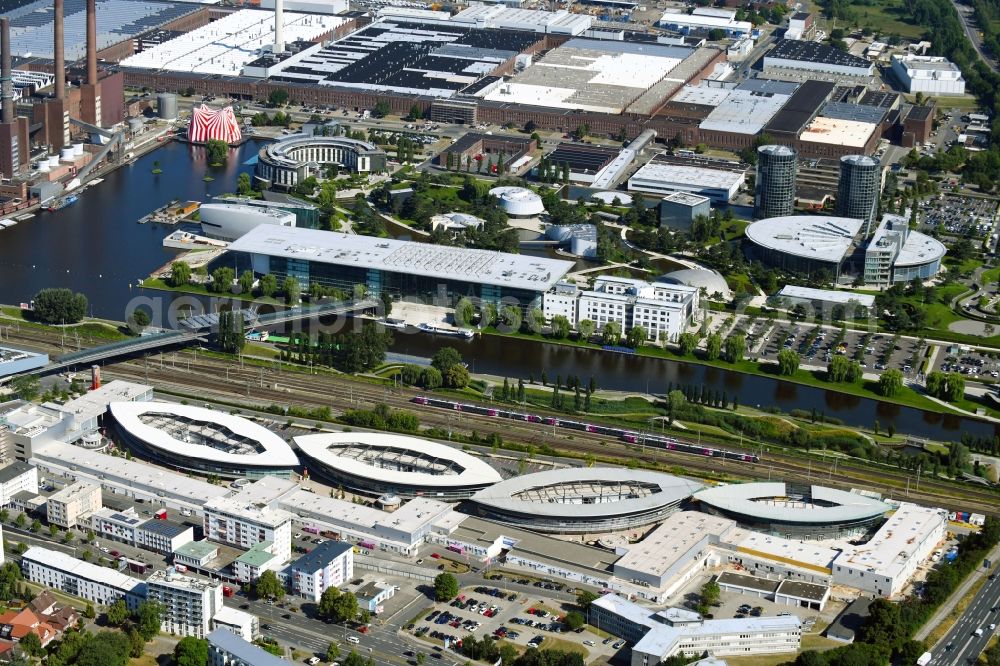 Wolfsburg from the bird's eye view: Building of the shopping center Designer Outlets Wolfsburg An of Vorburg in the district Stadtmitte in Wolfsburg in the state Lower Saxony, Germany