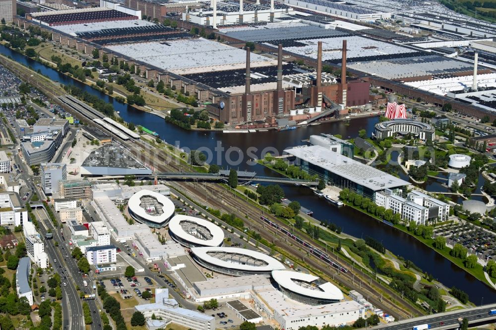 Aerial image Wolfsburg - Building of the shopping center Designer Outlets Wolfsburg An of Vorburg in the district Stadtmitte in Wolfsburg in the state Lower Saxony, Germany