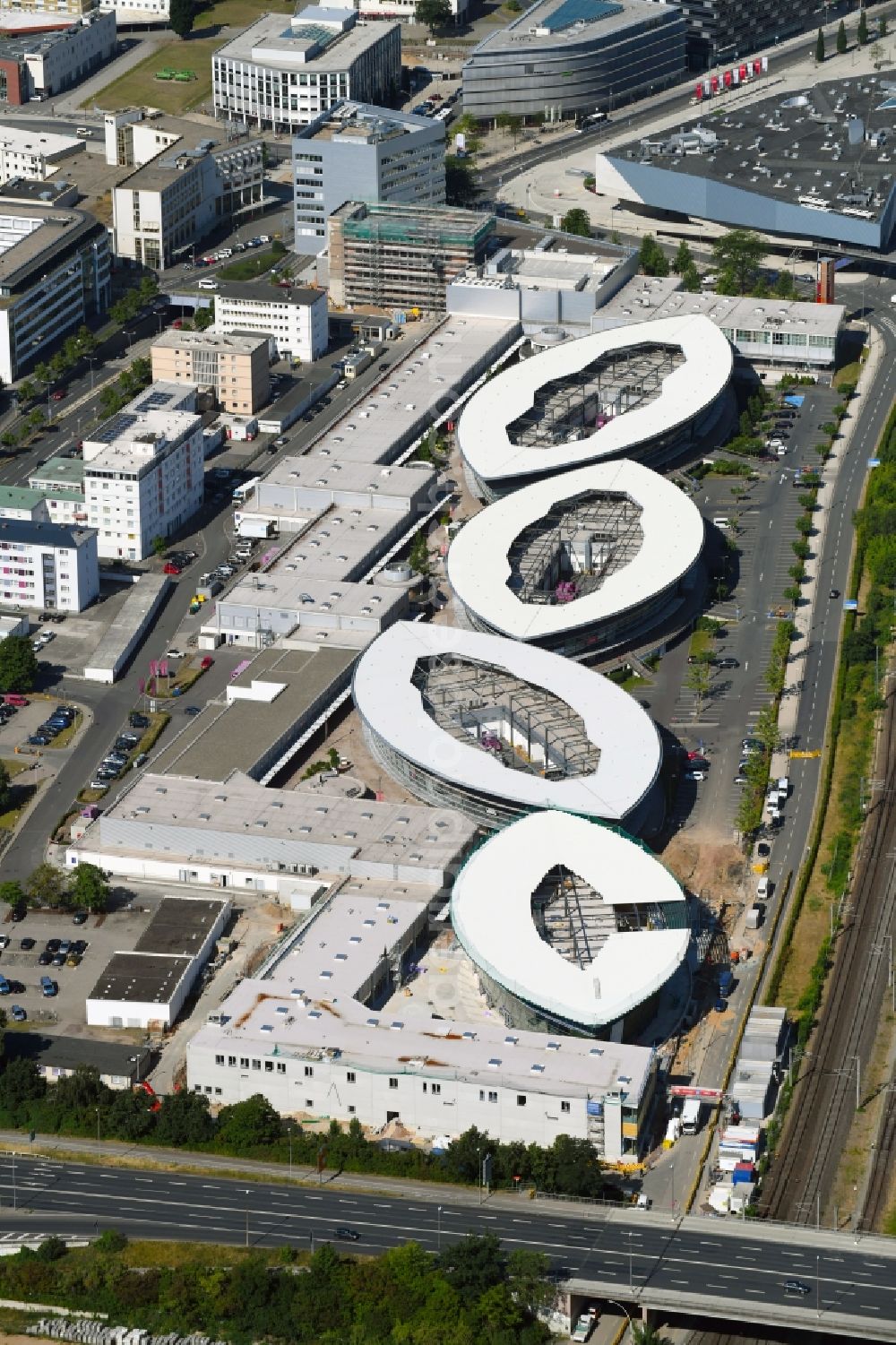 Wolfsburg from above - Building of the shopping center Designer Outlets Wolfsburg An of Vorburg in the district Stadtmitte in Wolfsburg in the state Lower Saxony, Germany