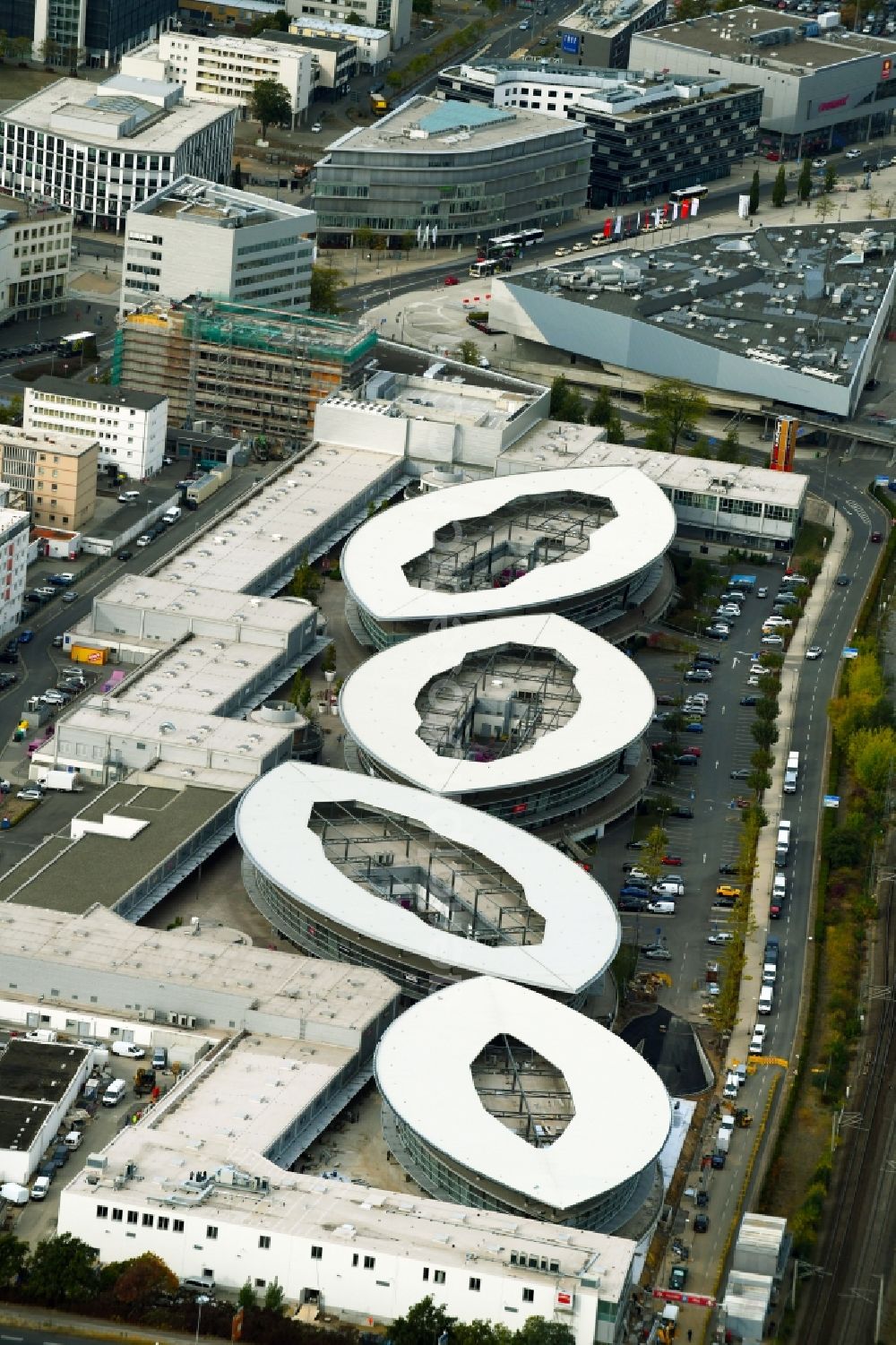 Wolfsburg from above - Building of the shopping center Designer Outlets Wolfsburg An of Vorburg in the district Stadtmitte in Wolfsburg in the state Lower Saxony, Germany