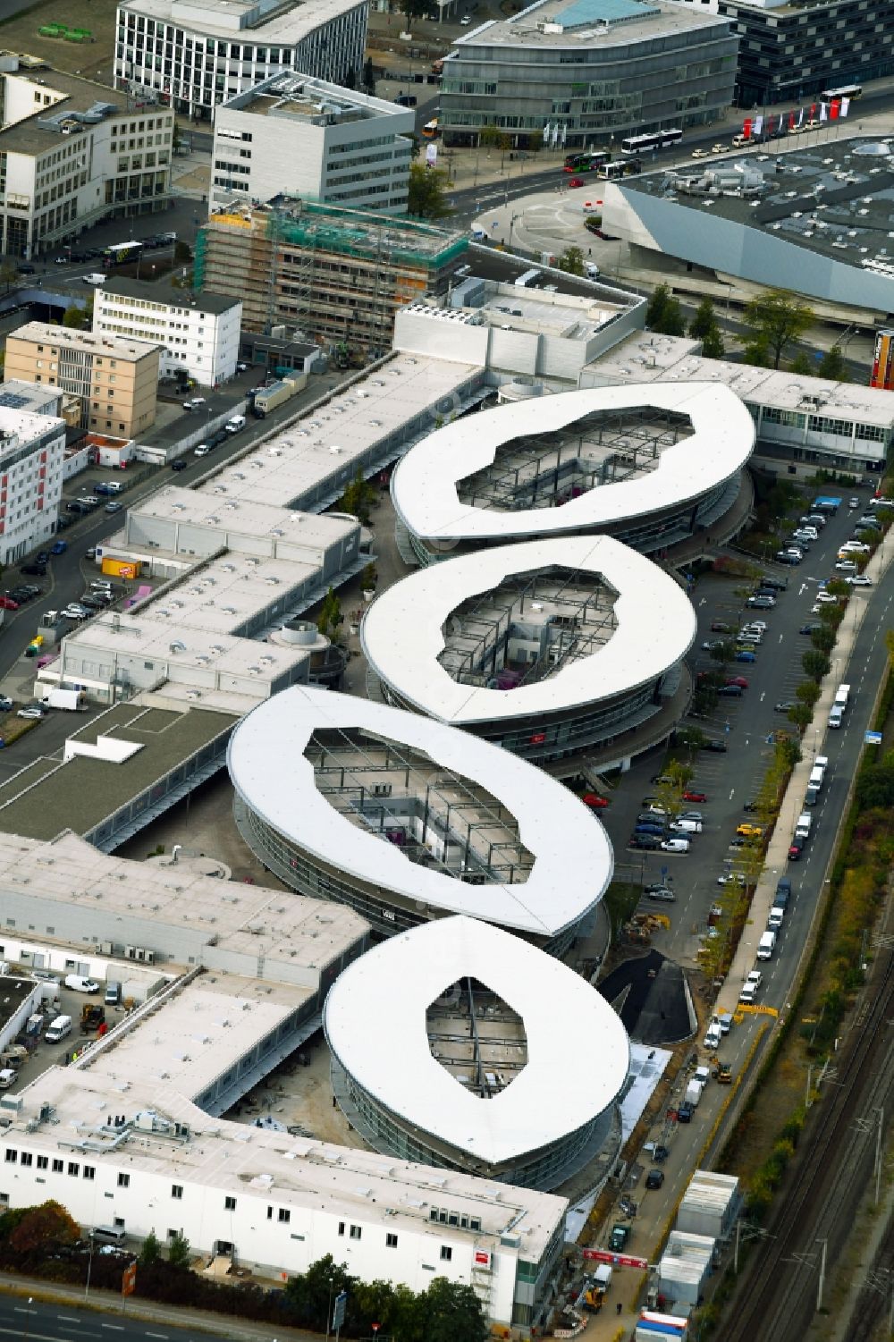 Wolfsburg from the bird's eye view: Building of the shopping center Designer Outlets Wolfsburg An of Vorburg in the district Stadtmitte in Wolfsburg in the state Lower Saxony, Germany