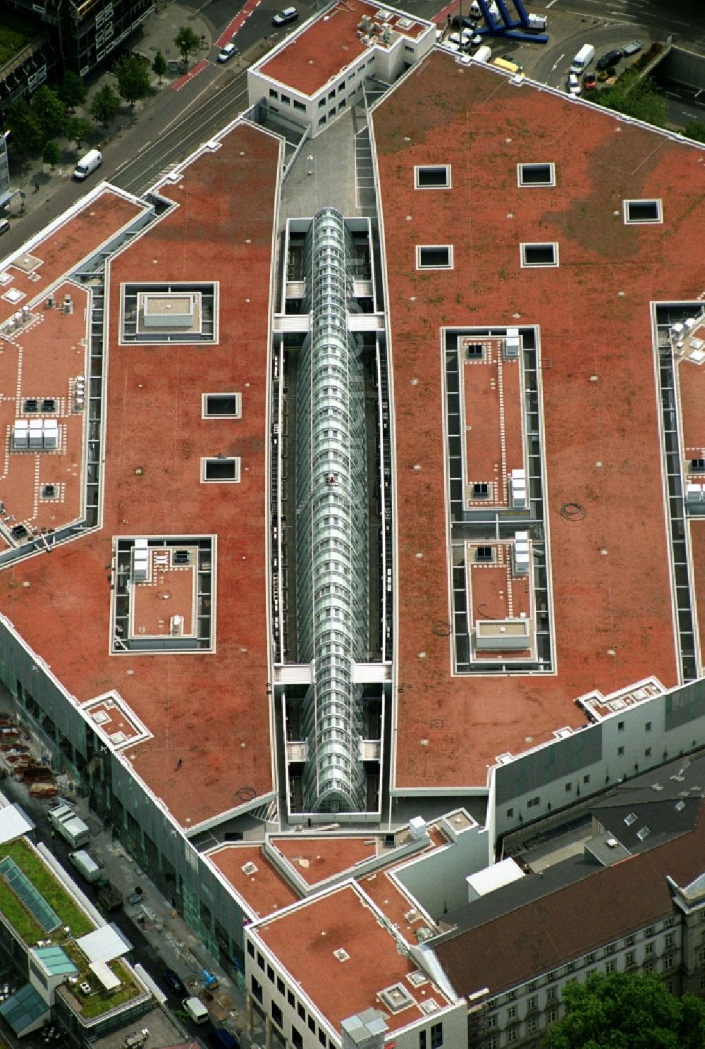 Aerial photograph Karlsruhe - Building of the shopping center Ettlinger Tor Karlsruhe an der Karl-Friedrich-Strasse in Karlsruhe in the state Baden-Wuerttemberg, Germany