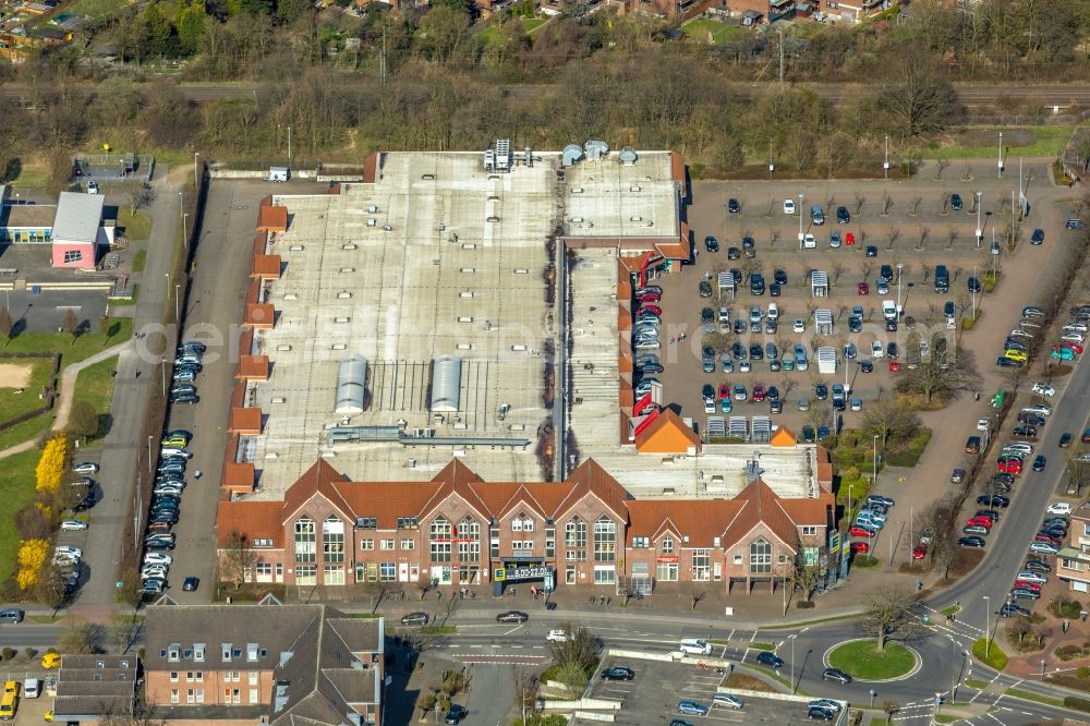 Aerial photograph Voerde (Niederrhein) - Building of the shopping center on Friedrichsfelder Strasse in Voerde (Niederrhein) in the state North Rhine-Westphalia, Germany