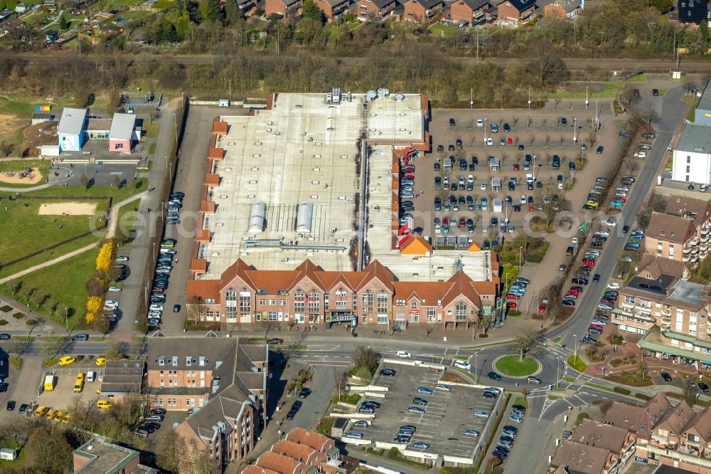 Voerde (Niederrhein) from above - Building of the shopping center on Friedrichsfelder Strasse in Voerde (Niederrhein) in the state North Rhine-Westphalia, Germany