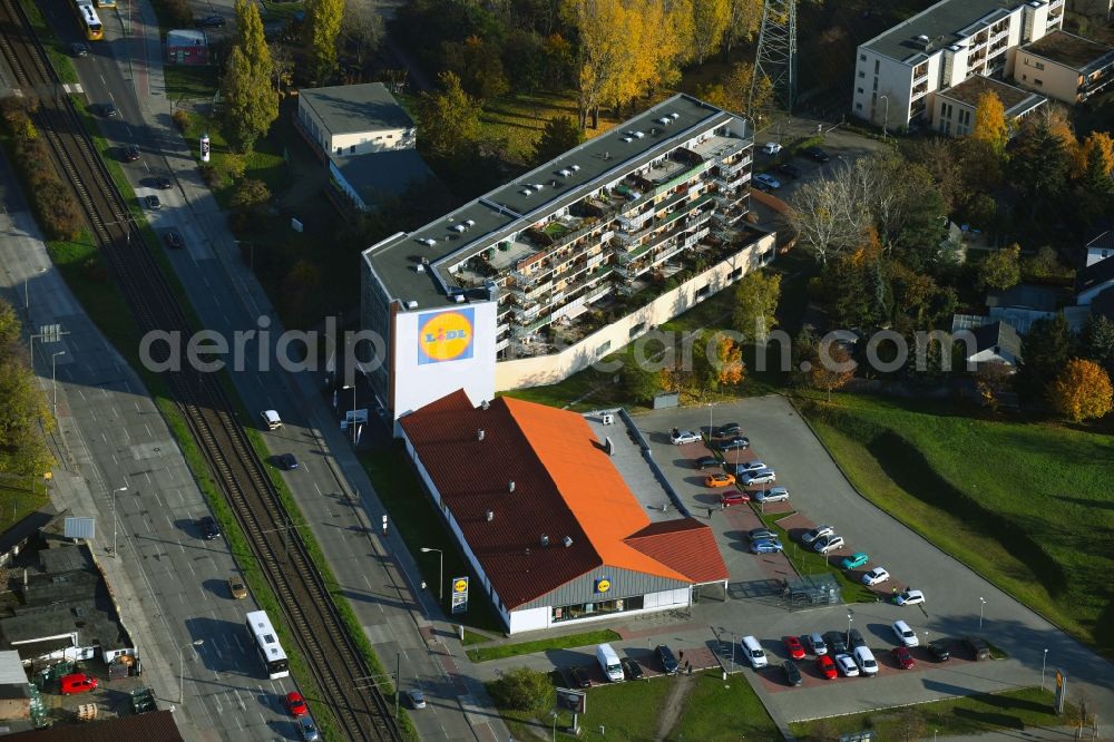 Aerial photograph Berlin - Building of the shopping center LIDL on Malchower Weg in the district Hohenschoenhausen in Berlin, Germany