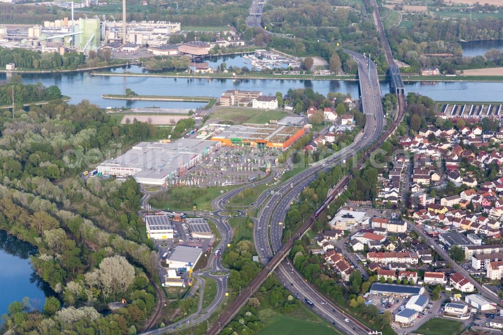 Aerial photograph Wörth am Rhein - Building of the shopping center Maximilian-Center in the district Maximilian-Center in Woerth am Rhein in the state Rhineland-Palatinate, Germany