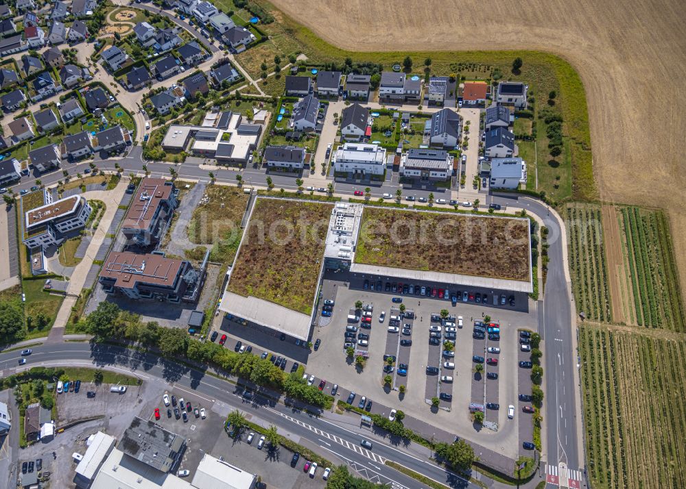 Aerial photograph Heiligenhaus - Building of the shopping center and Mehrfamilienhaus-Wohnanlage Haus Selbeck on Ruegenstrasse in Heiligenhaus in the state North Rhine-Westphalia, Germany